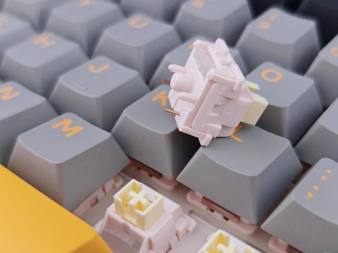 L99带您解锁机械键盘新形态开元棋牌试玩触控大屏加持狼蛛(图8)